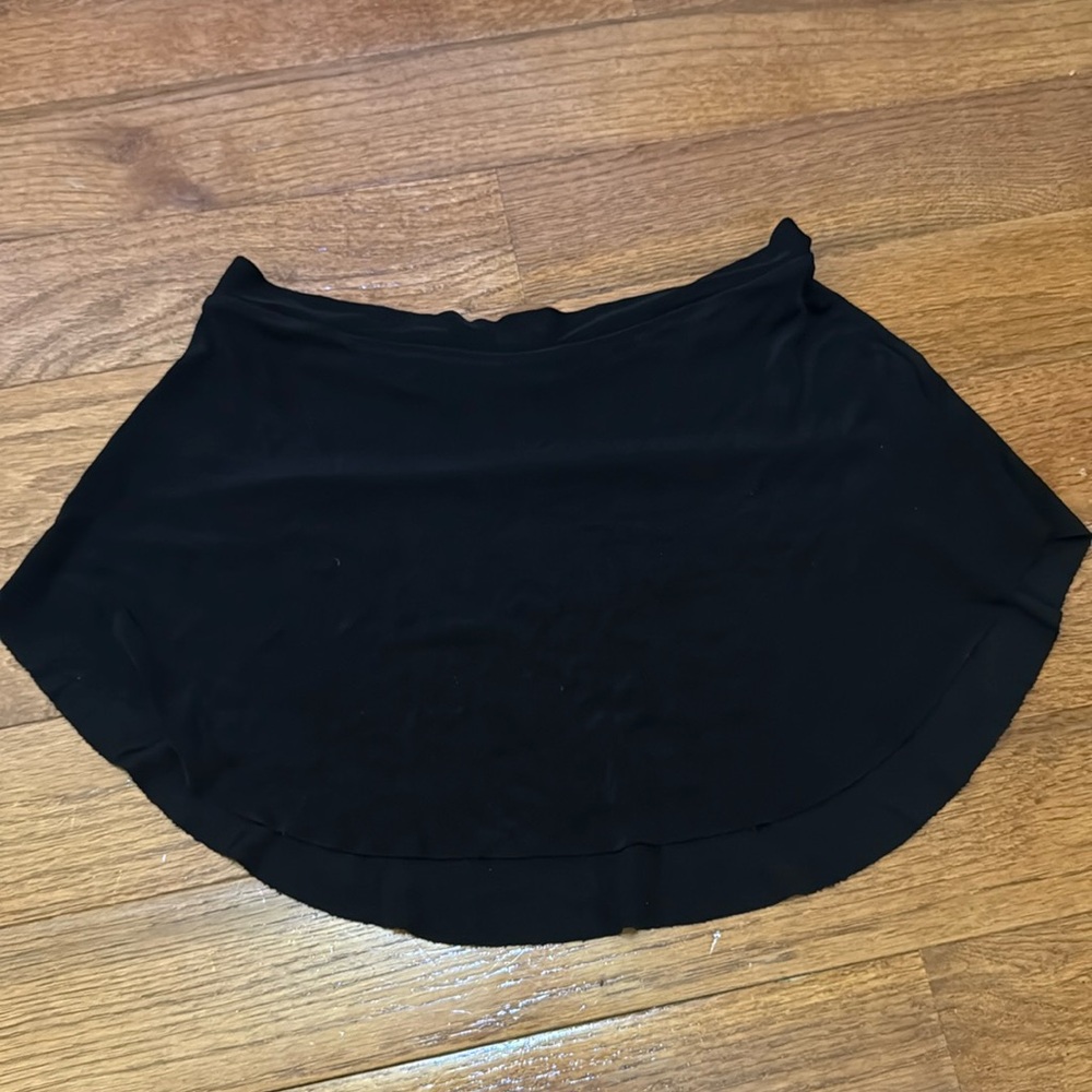 Bullet Pointe Skirt 
Color black
